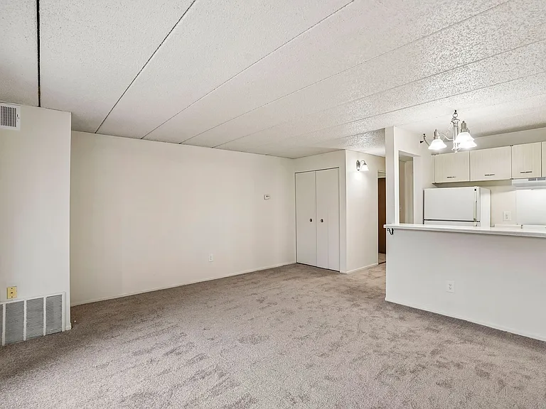 Lincoln Tower Apartments — Photo 24