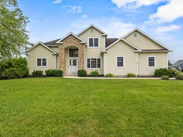 107 Red Fox Dr, Johnson Creek, WI 53038