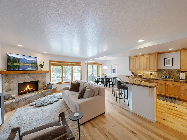 2480 Deer Lake Dr #1-B — Photo 3