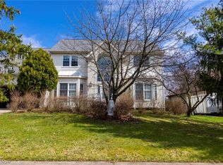 7571 Pleasant Run Dr, Seven Hills, OH 44131