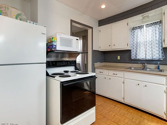 4th image of 631 E 261st St