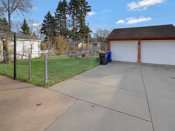 2nd image of 1564 Cottage Ave E