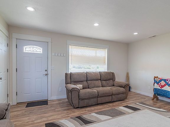 4th image of 826 S Grand Dr