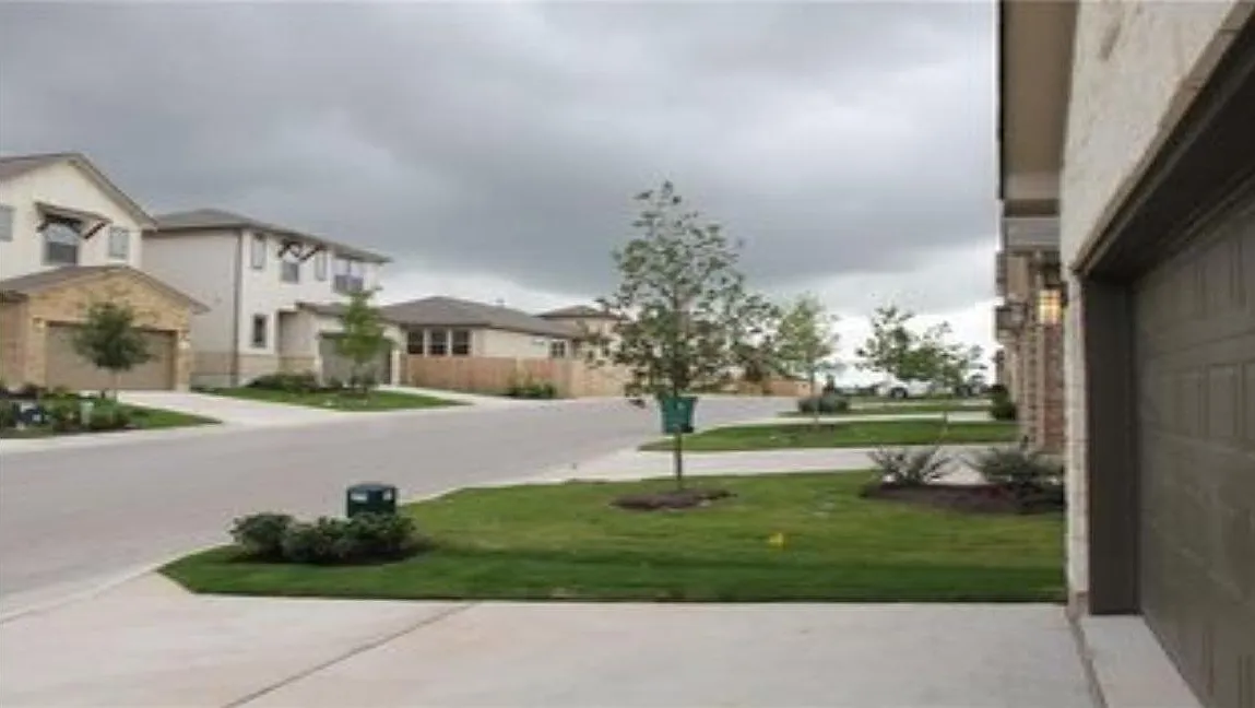 3 bed, 2.5 bath, 2003 sqft, $2,100 — Photo 2
