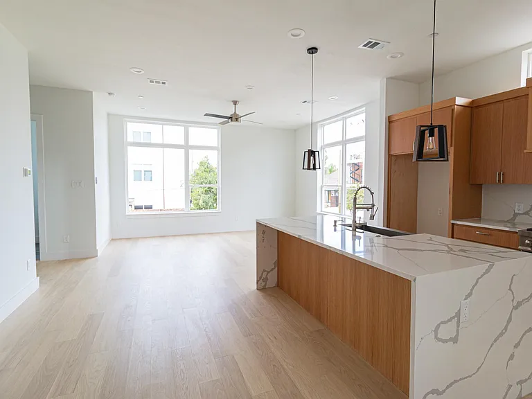 4210 Roseland Ave #104 — Photo 4