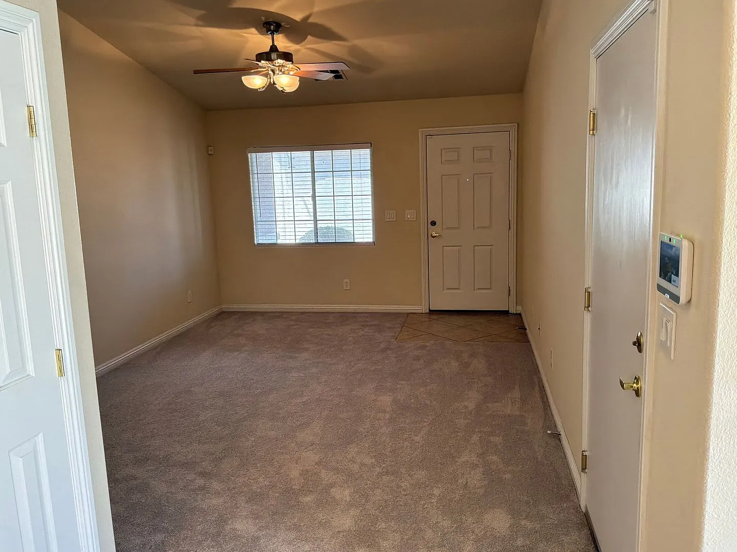 Single story Townhouse 2 bedrooms 2 bathrooms 2 car attached garage located in a gated subdivision — Photo 3
