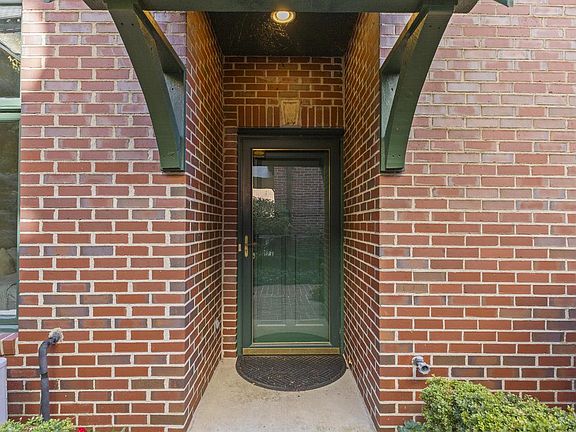 4th image of 2010 E Windsor PLACE #A