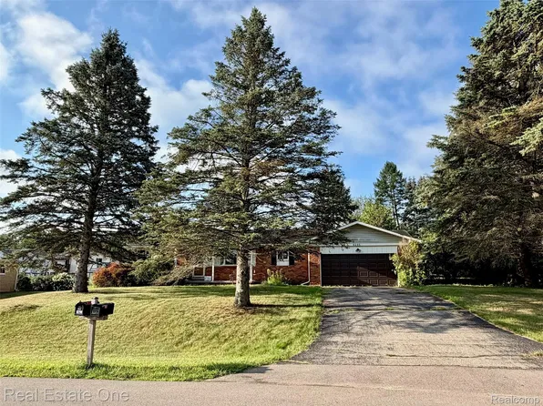 8295 Fox Bay Dr, White Lake, MI 48386