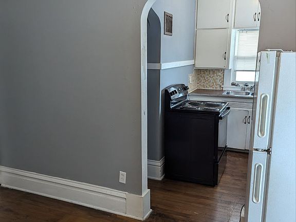 3rd image of 220 1st Ave NW #2