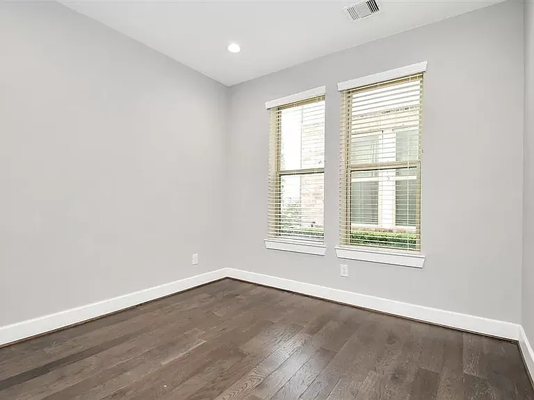 714 Clark St — Photo 3