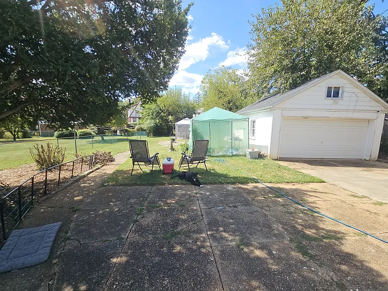 Chandler Ave — Photo 25