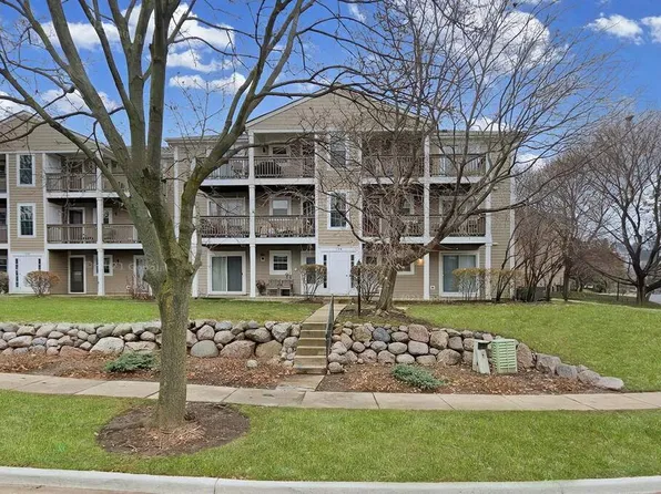 104 E Winchester Rd Unit E, Libertyville, IL 60048
