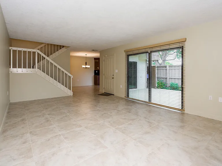 818 8th Ct — Photo 3