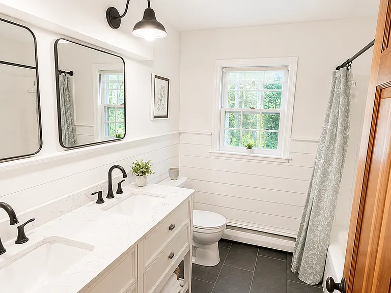 Middle Full Bathroom