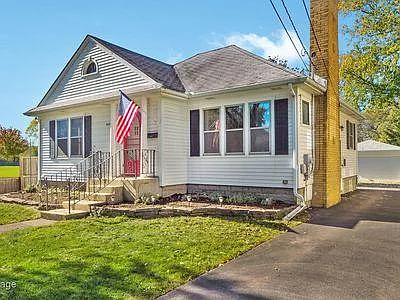 404 Lyon Ave — Photo 2