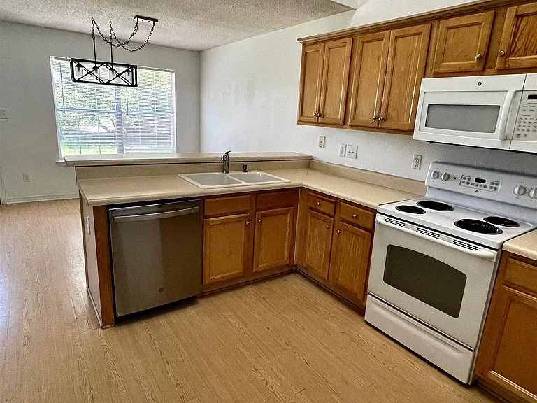 1476 W Fairway Dr — Photo 3