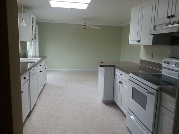 2nd image of 1725 Mapleridge Ct NE