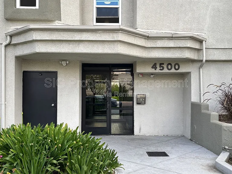 Laurel Canyon, 4500 — Photo 23