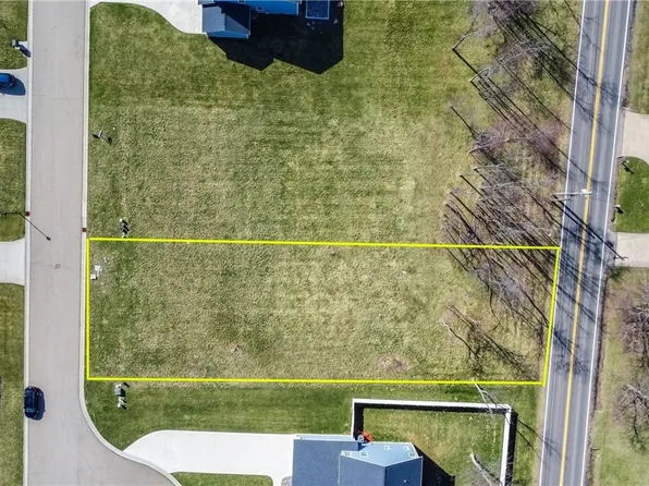5599 Shadow Ridge Cir NW, North Canton, OH 44720