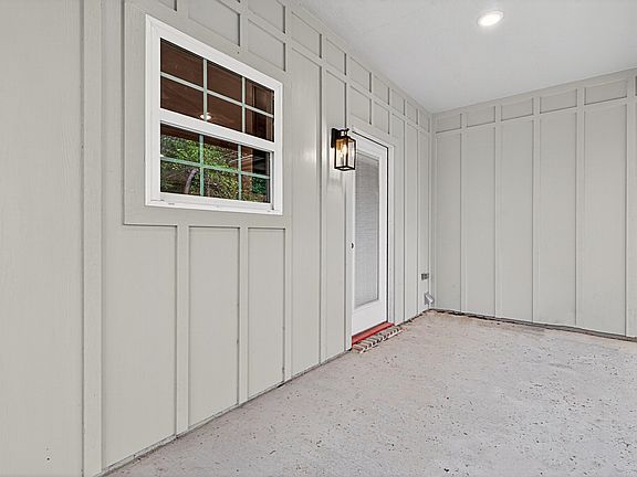 4th image of 1124 Hackberry Rd