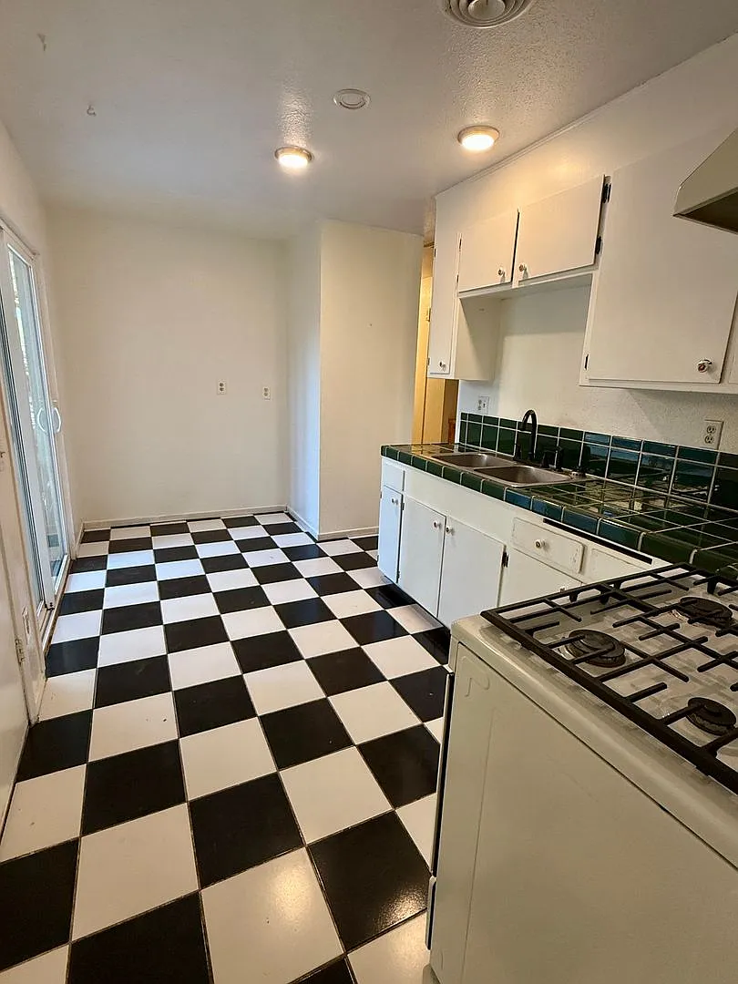 3 Bed 2 Bath House with Solar! — Photo 4