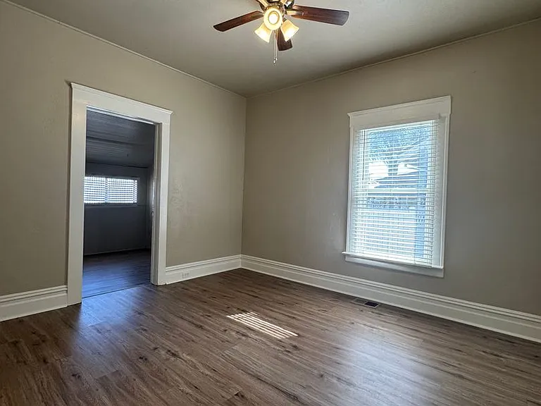 513 E Walnut St — Photo 19