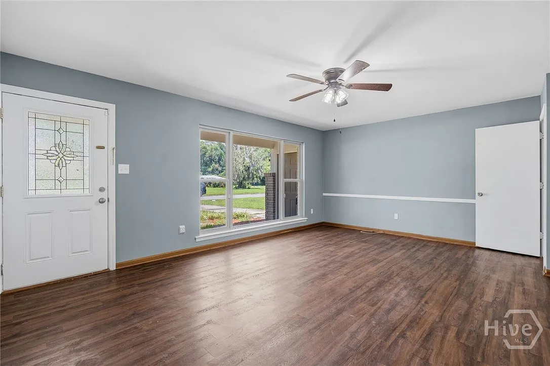 3 bed, 1.5 bath, 1638 sqft, $2,000 — Photo 2