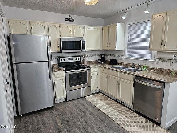 3rd image of 202 Oakcrest Cir #202
