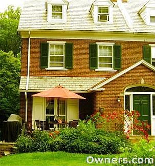 Great Curb Appeal!