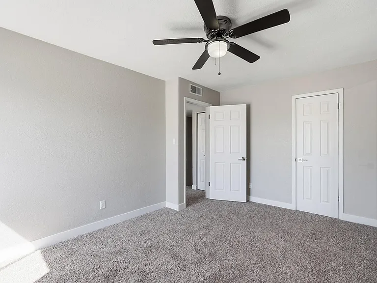 8053 N 32nd Dr — Photo 17