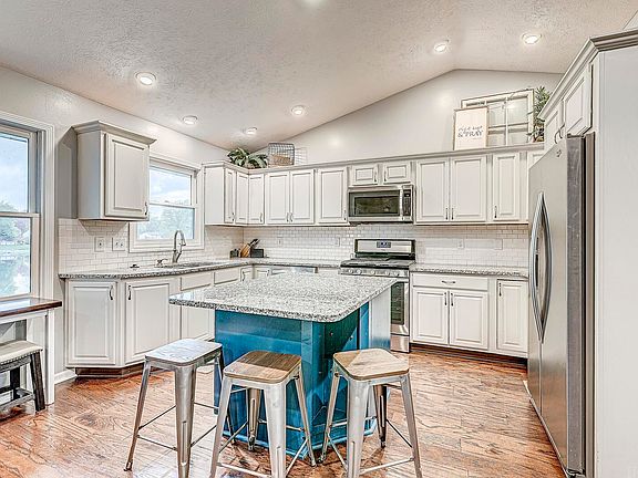 5th image of 59303 Park Shore Dr