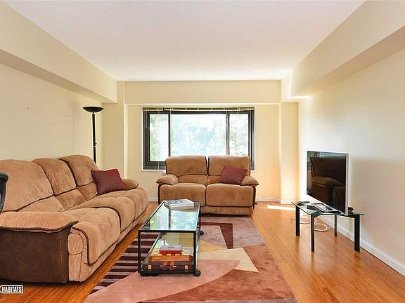 3rd image of 11949 Union Tpke APT 6A