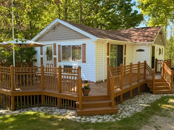504 W Bashore Rd, Saint Ignace, MI 49781