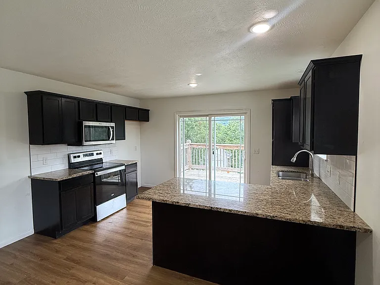 212 Hunter Ave — Photo 4