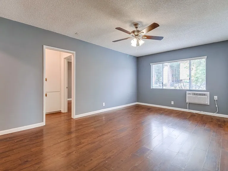 Classic Courtyard Building on Venice Blvd Secure, Convenient, Pet-Friendly — Photo 15