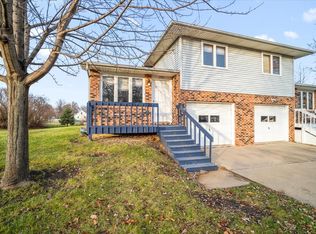 2402 Arrowhead Dr, Bloomington, IL