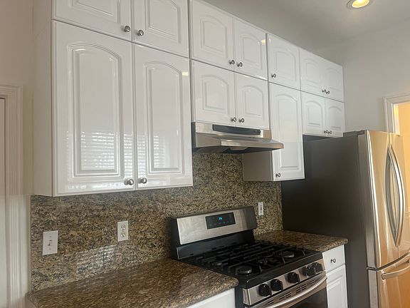 KITCHEN
STAINLESS-STEEL APPLIANCES