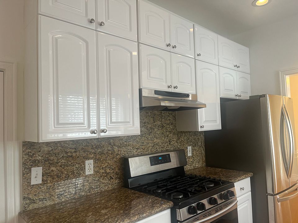 KITCHEN
STAINLESS-STEEL APPLIANCES