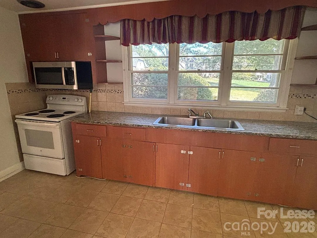 4 bed, 1.5 bath, 1800 sqft, $2,200 — Photo 4