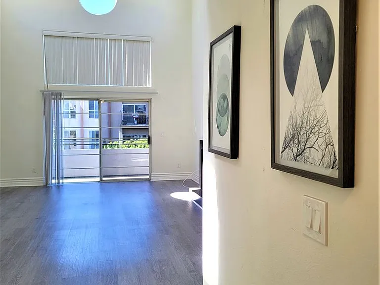 2050 S Bentley Ave — Photo 50