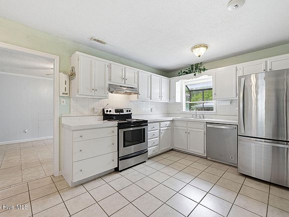 3rd image of 913 Colony Drive