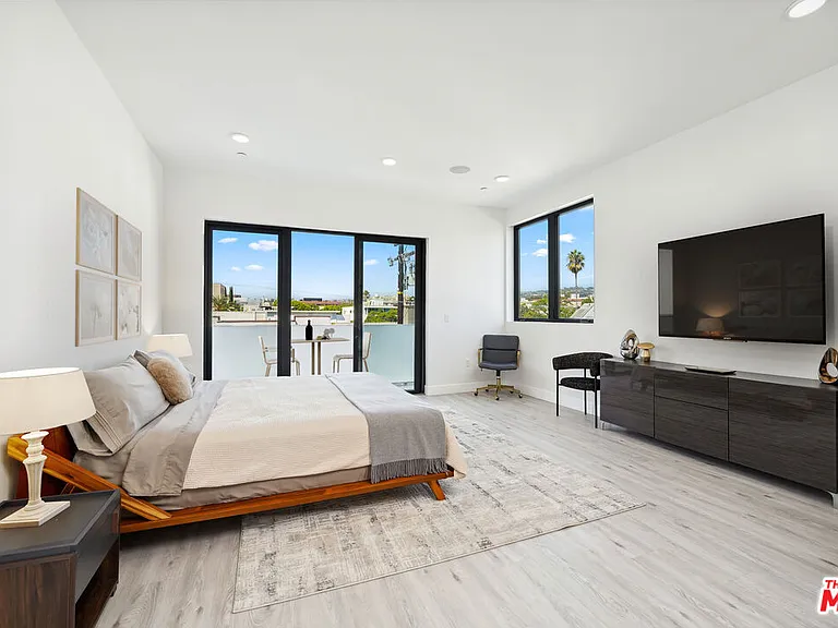 137 N Doheny Dr #3 — Photo 30