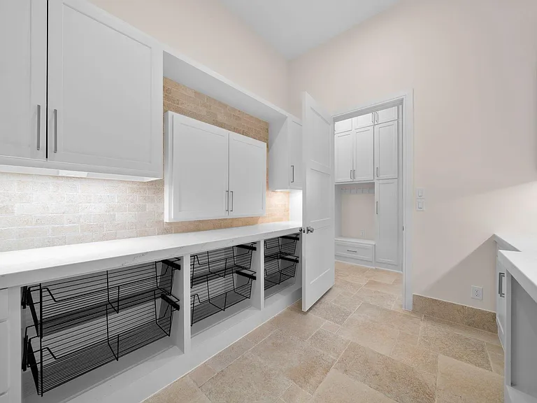 2102 Countryshire Ln — Photo 12