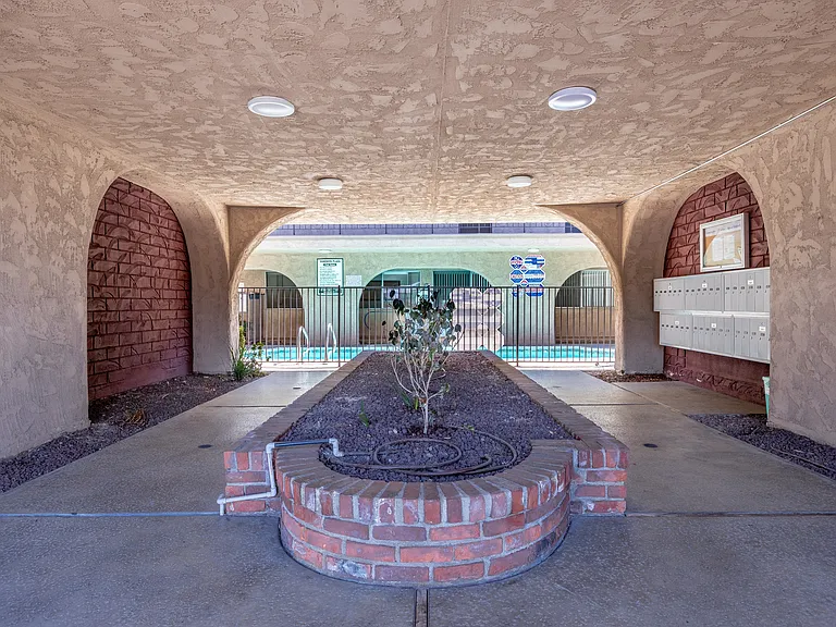 Vanowen Plaza — Photo 3