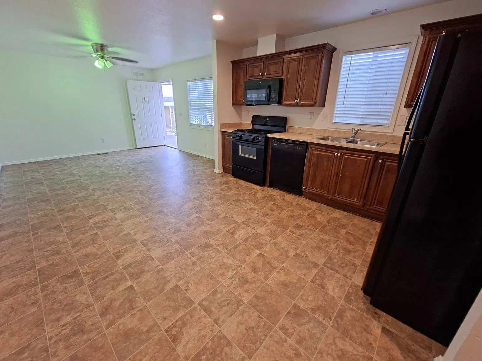 2 bed, 1.0 bath, 675 sqft, $1,350 — Photo 2