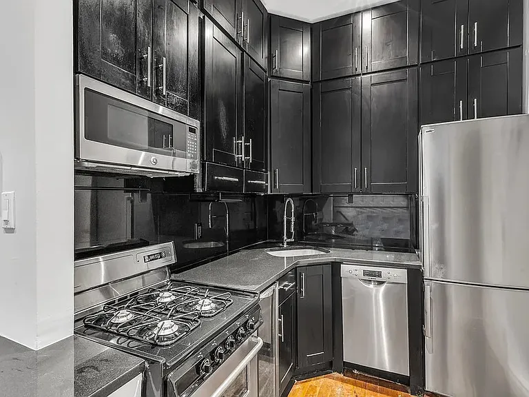 562 Hudson St #2 — Photo 4