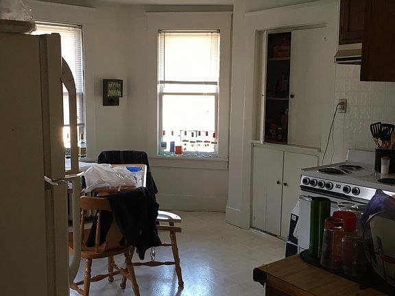 4th image of 448 Stewart St APT 1