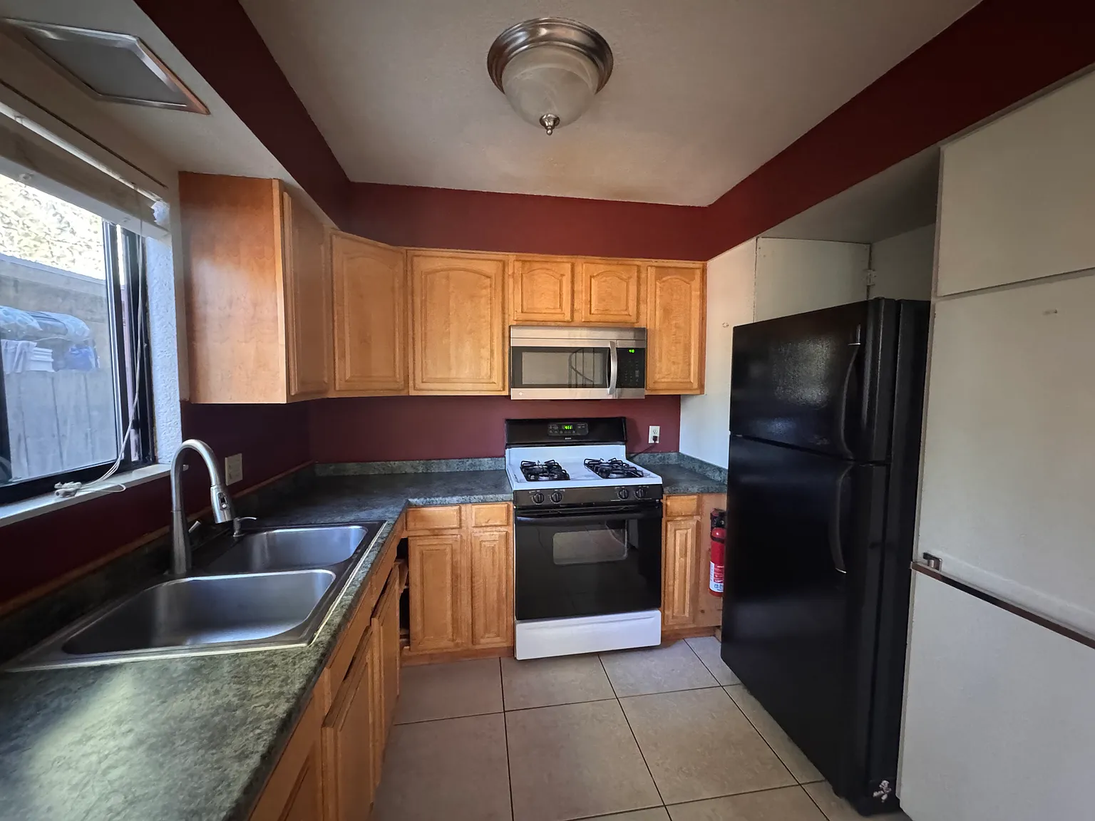 3 bed, 1000 sqft, $2,600 — Photo 3