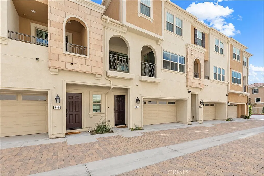 3 bed, 4.0 bath, 1761 sqft, $4,200 — Photo 2