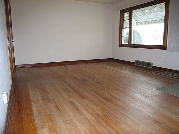 3rd image of 618 Northfield Ave